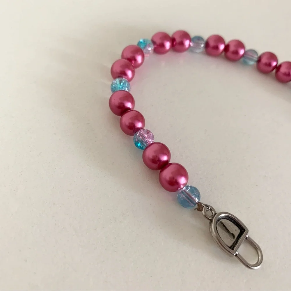Hold Y2K pink bead bracelet